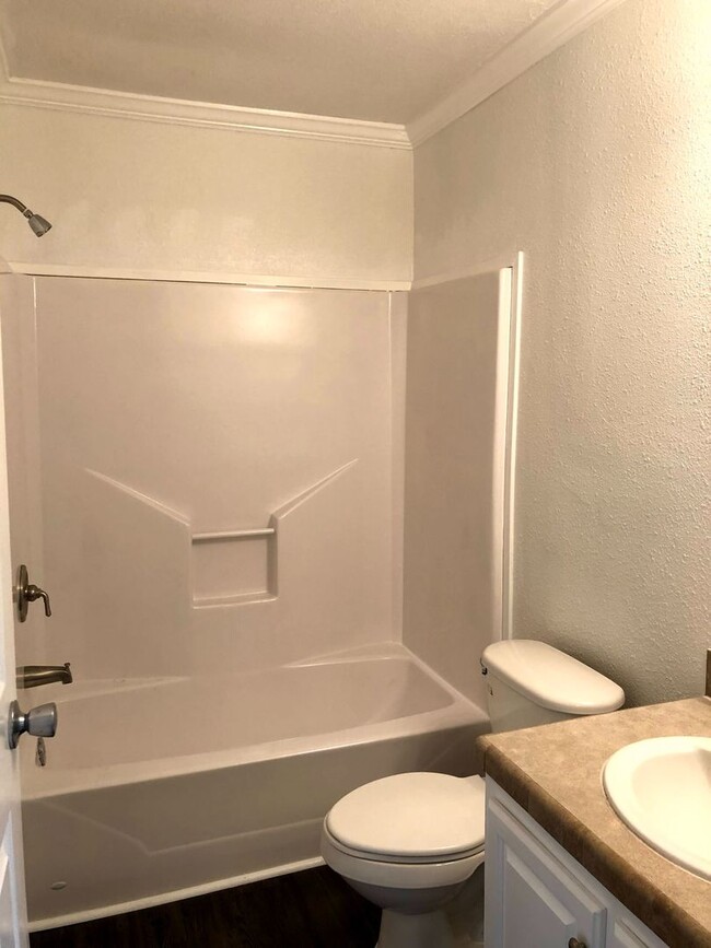 Building Photo - Room For Rent