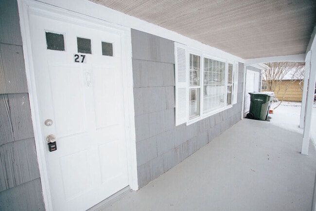 Building Photo - 27 Hollis Ln
