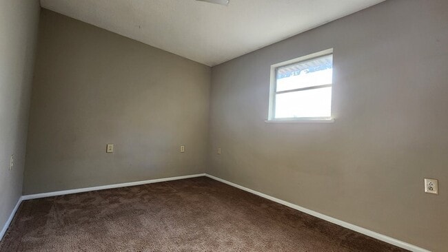 Building Photo - Renovated Townhouse