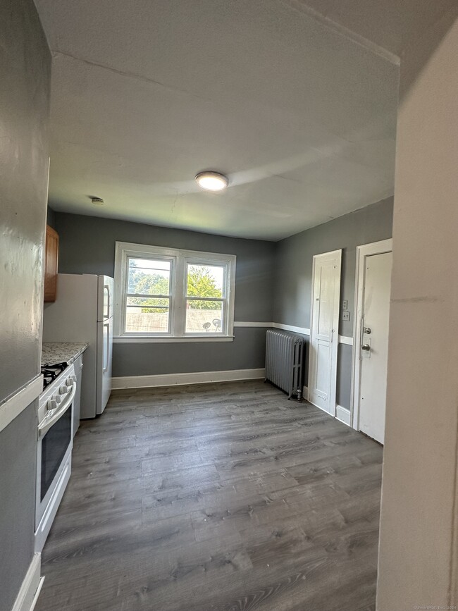Building Photo - 165 Martin St
