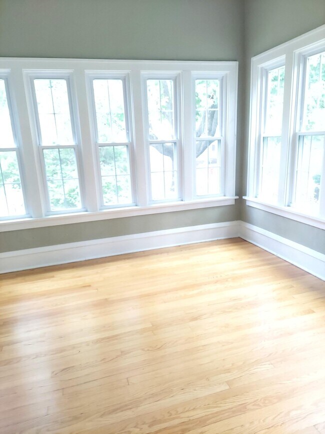 Sala de sol - 705 W Healey St