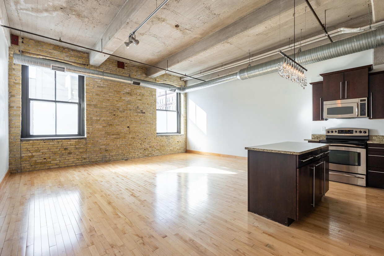 Primary Photo - 239 E Chicago St