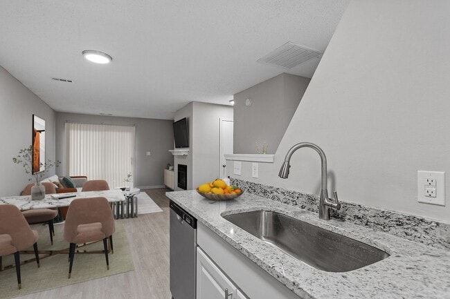 Building Photo - Luxurious 2 bed/2-bath apartment minutes f...