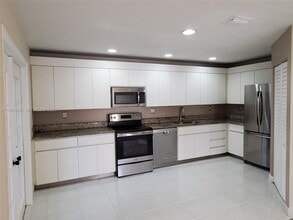 Building Photo - 561 Racquet Club Rd