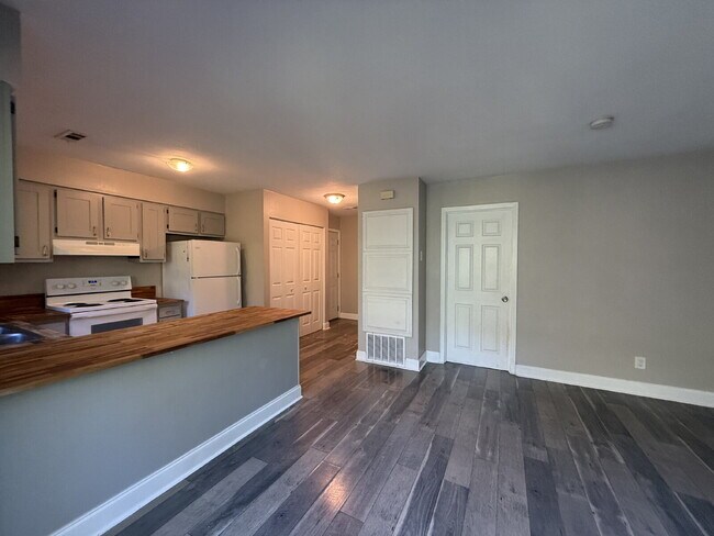 Foto del edificio - Spacious 1-Bedroom Apartment in West Knoxv...