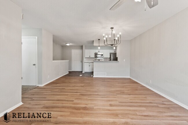 Foto del edificio - 8712 Lakeland Cir