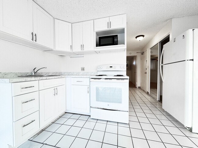 Foto del edificio - Waikiki 1-Bedroom Condo with Parking and A/C