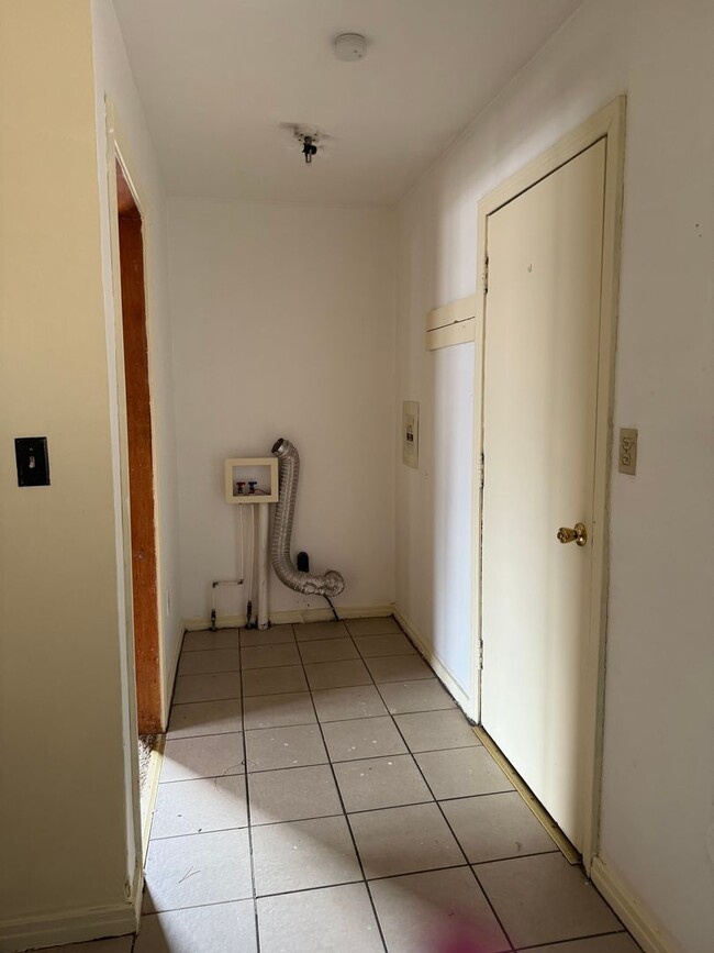 Foto del edificio - 1 Bedroom, 1 Bathroom House with Detached ...