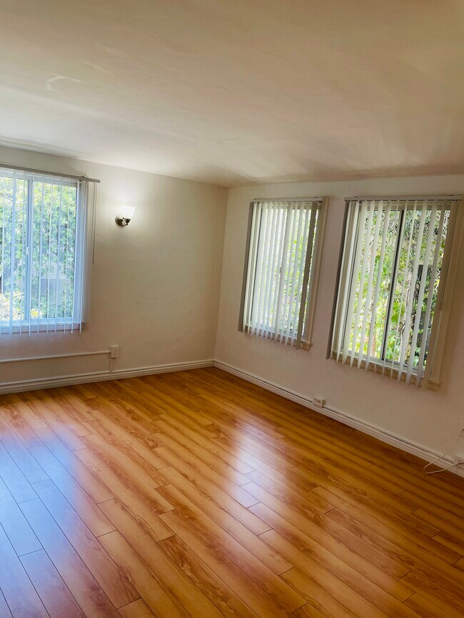 Foto del edificio - Westwood Plaza Apartments
