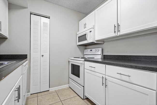 Building Photo - Cortland Pembroke Pines