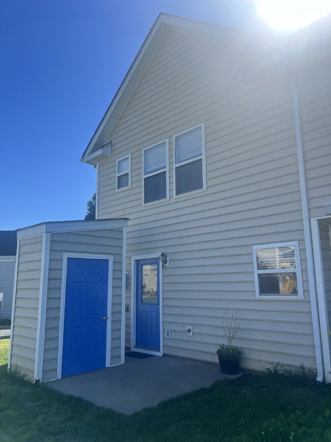 Building Photo - Charming 2-Bed, 2.5-Bath Townhouse with 13...