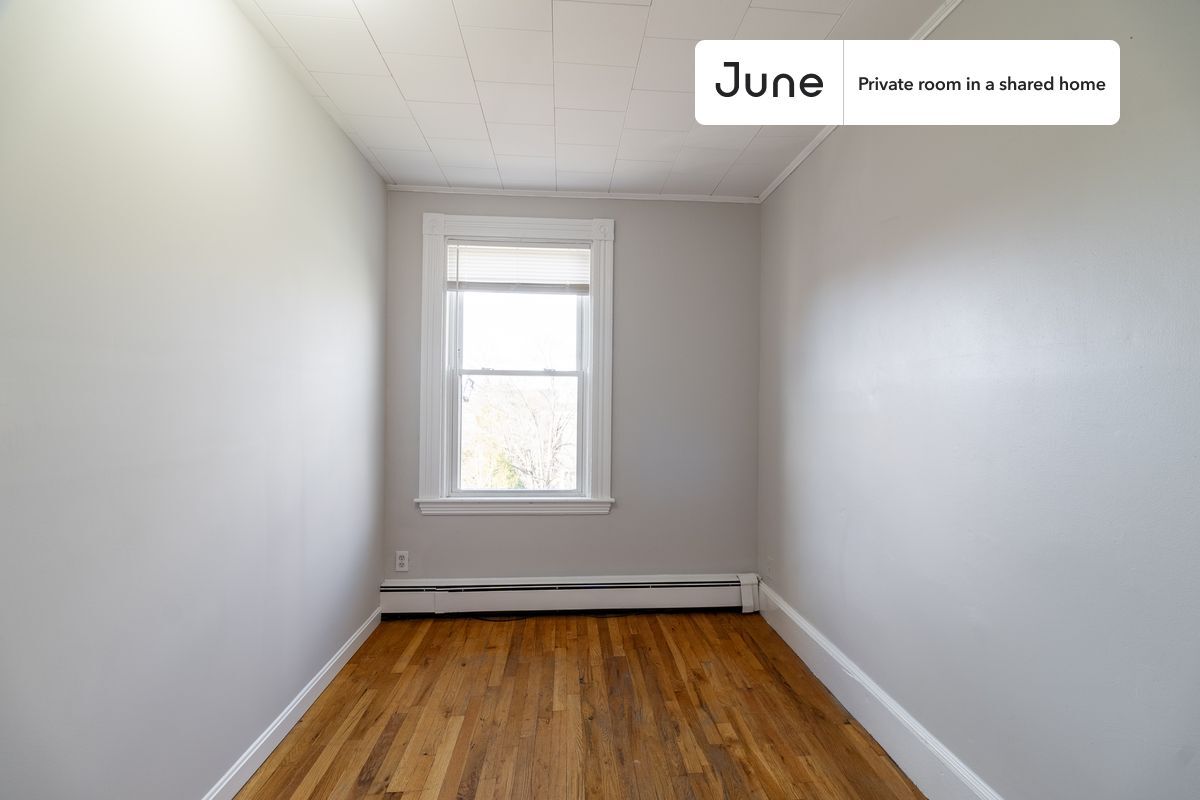 Foto principal - Private bedroom in 4 bed/1 bath Home