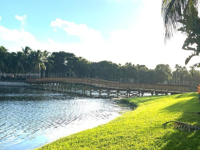 Foto del edificio - 2544 Centergate Dr