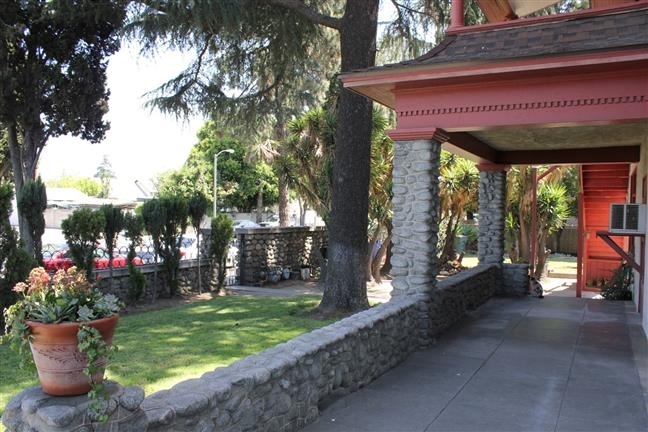 Foto del edificio - 1108-1112 S Garey Ave