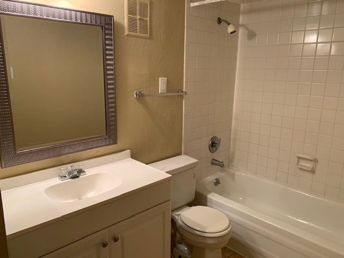 Building Photo - 1BD/1BA Townhouse located on the Germantow...
