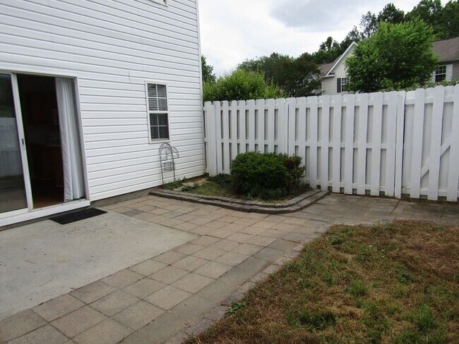 Building Photo - Great location! This Maplecrest townhome i...