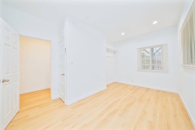 Building Photo - 1253 Del Rey Ave