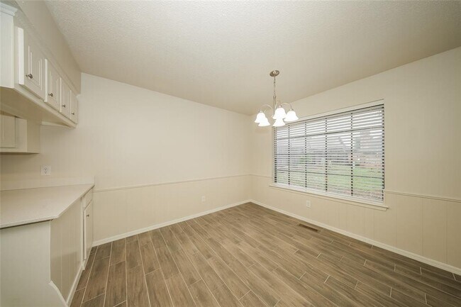Building Photo - 9900 S Hillcrest Dr