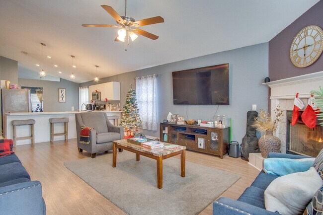 Foto del edificio - Spacious 3 Bedroom Home Minutes from Downtown Pensacola! Available February 1st