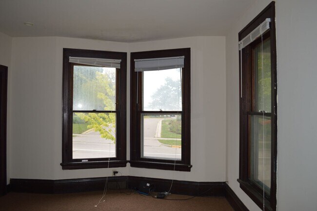 Foto del edificio - Beautiful 5BD/1BA home across from Lake Me...