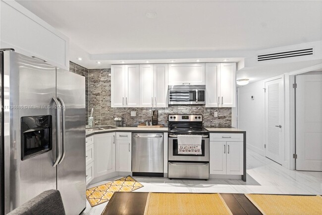 Building Photo - 6039 Collins Ave