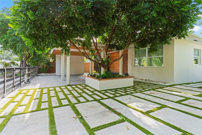 Foto del edificio - 221 NE 44th St