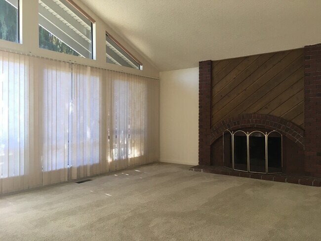 Foto del edificio - Great 4BR 2.5BA Split Entry Home in Quiet Forest Park Neighborhood
