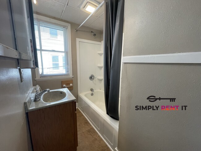 Building Photo - 2 Bedroom Near Campus Available Now!