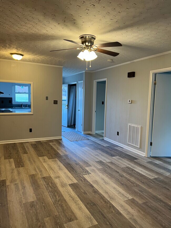 LIVINGROOM - 1012 Thomason St