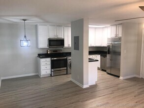 Building Photo - 120 N Lakeside Dr
