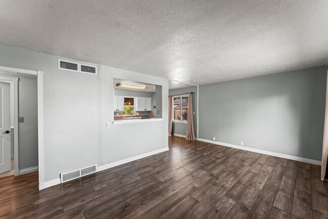Building Photo - 1215 Bristol Ave