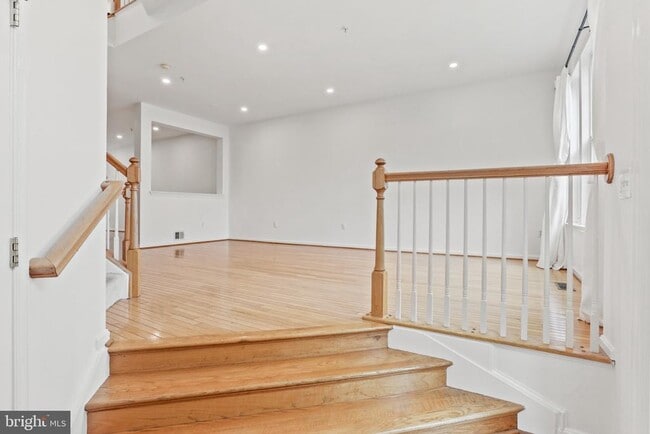 Building Photo - 20 Castle Garden Ct