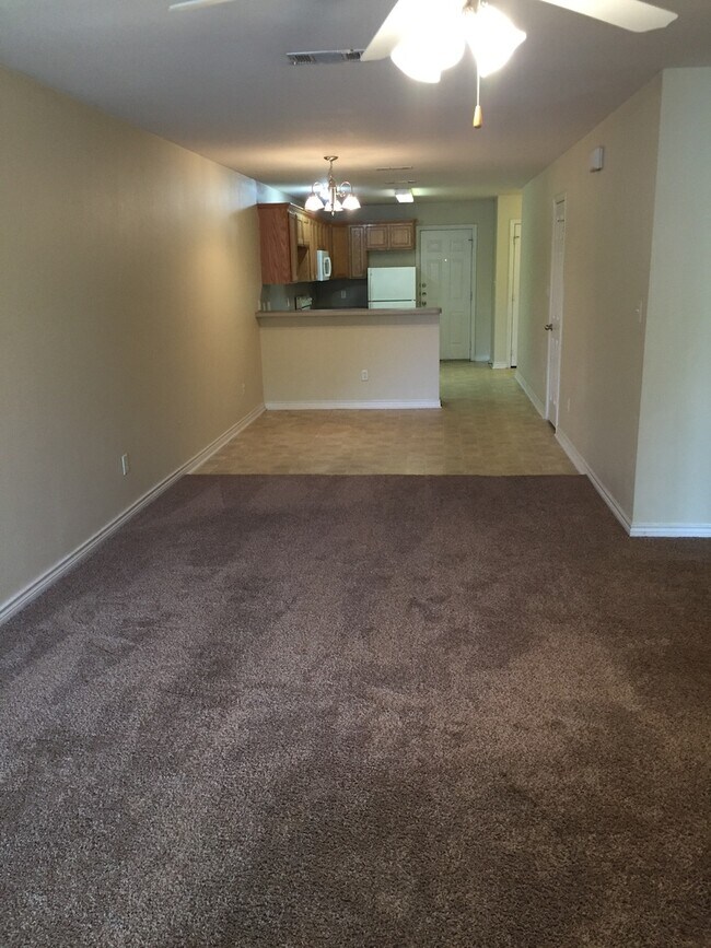 Building Photo - College Station. - 3 bedroom/3 bath Duplex, fenced in back yard, ready for an August 2026 move in.