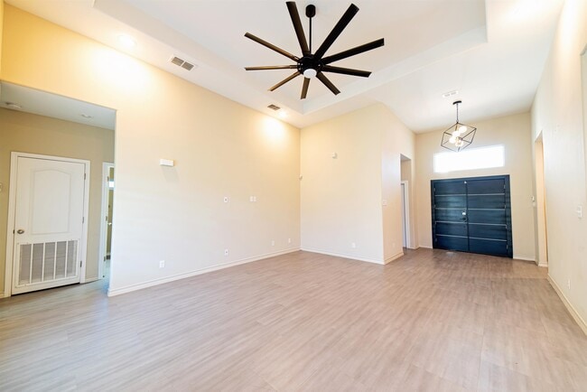 Building Photo - 120 Tranquilo Dr