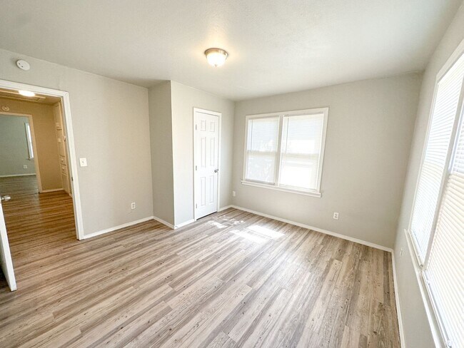 Building Photo - 3 Bed / 1 Bath - LARGE Workshop!