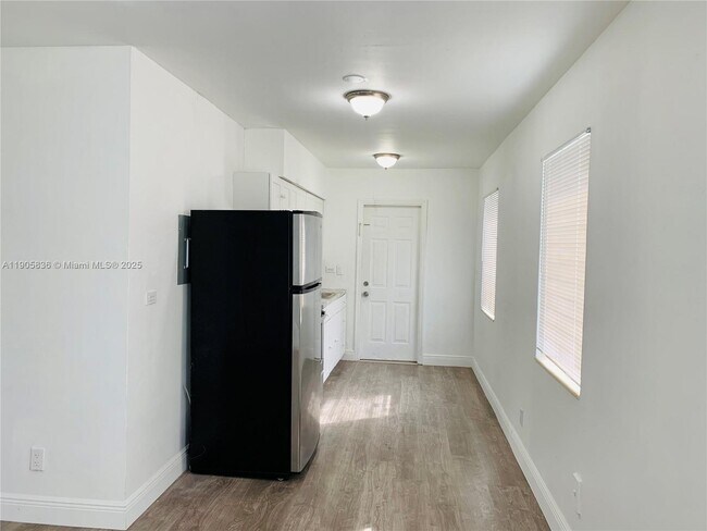 Foto del edificio - 738 NE 86th St