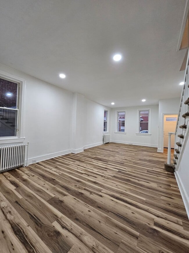 Building Photo - 921 W Poplar St