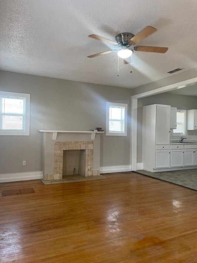 Foto del edificio - PRE-LEASING 4-bedroom, 2-bathroom