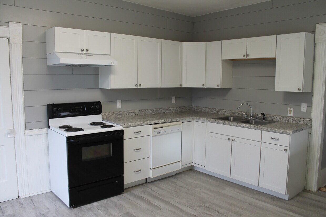 Cocina renovada incluye lavaplatos - 455 S 3rd St