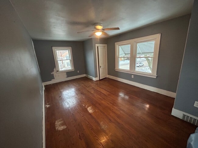 Building Photo - 2 BR/1.5 BA