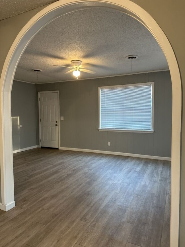 Building Photo - Great 3 Bedroom 2 Bathroom Available Now