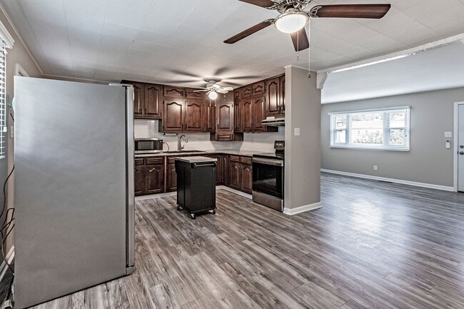 Building Photo - 3 bedroom, 1 bath, newly renovated ranch i...