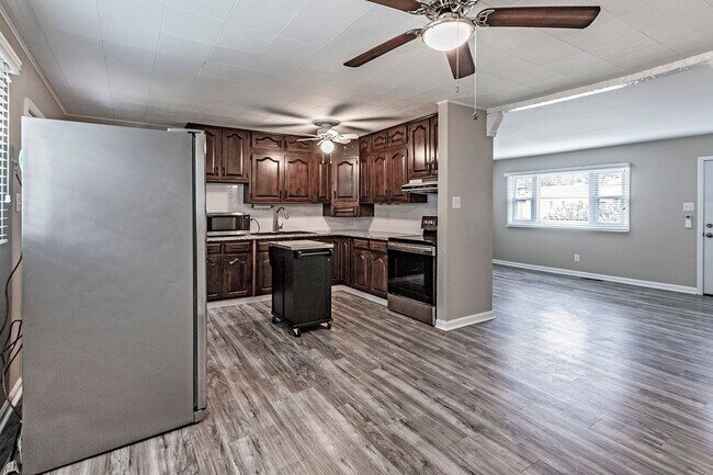 Foto del edificio - 3 bedroom, 1 bath, newly renovated ranch i...