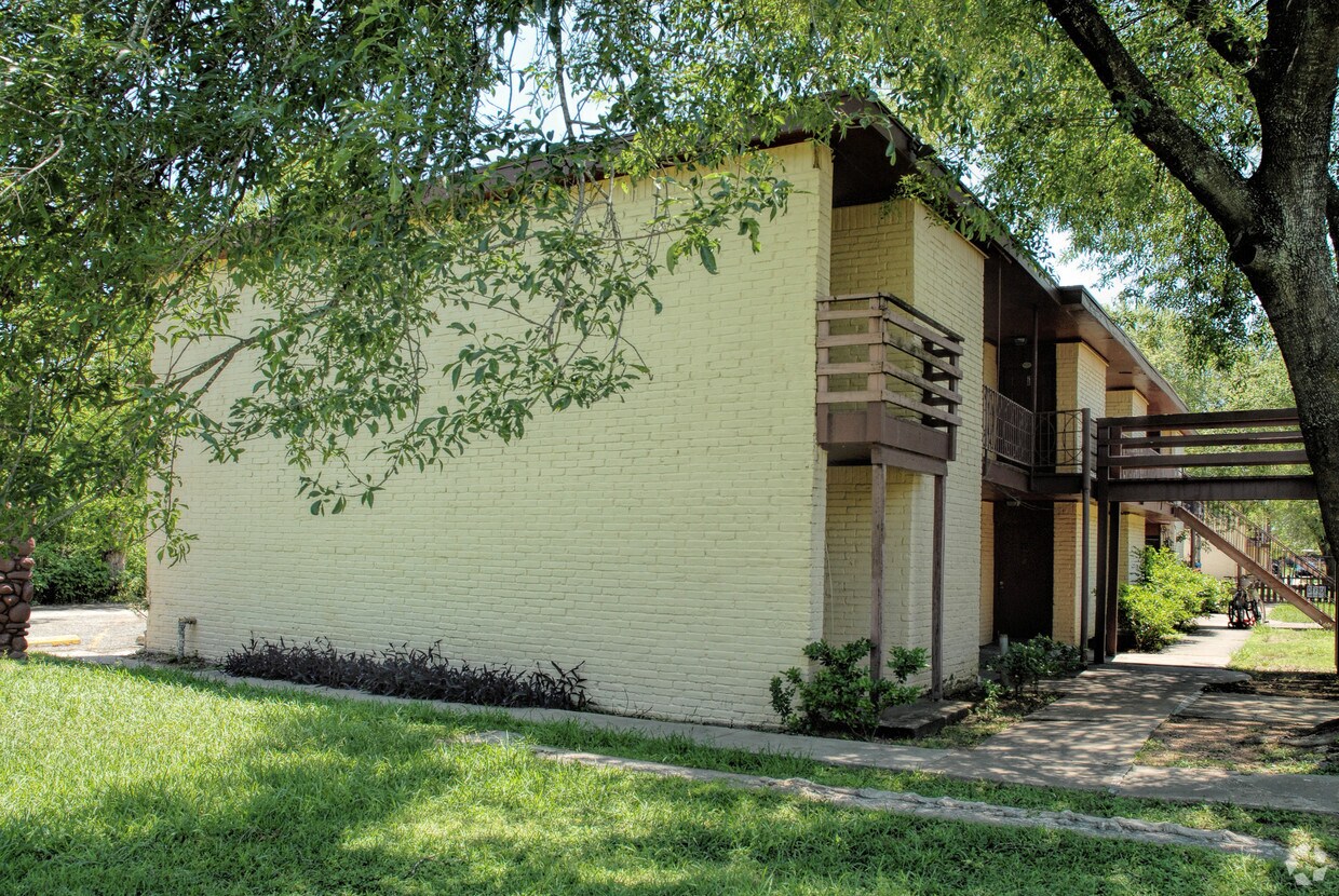 Rustic Oaks Apartaments - The Oberon