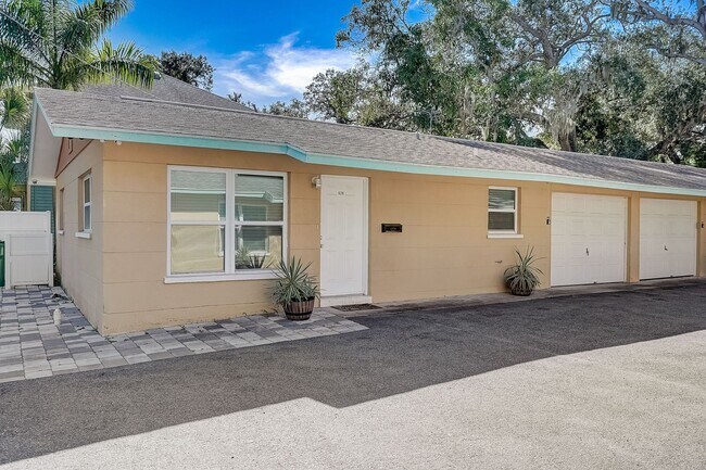 Foto del edificio - 628-628 S Osprey Ave