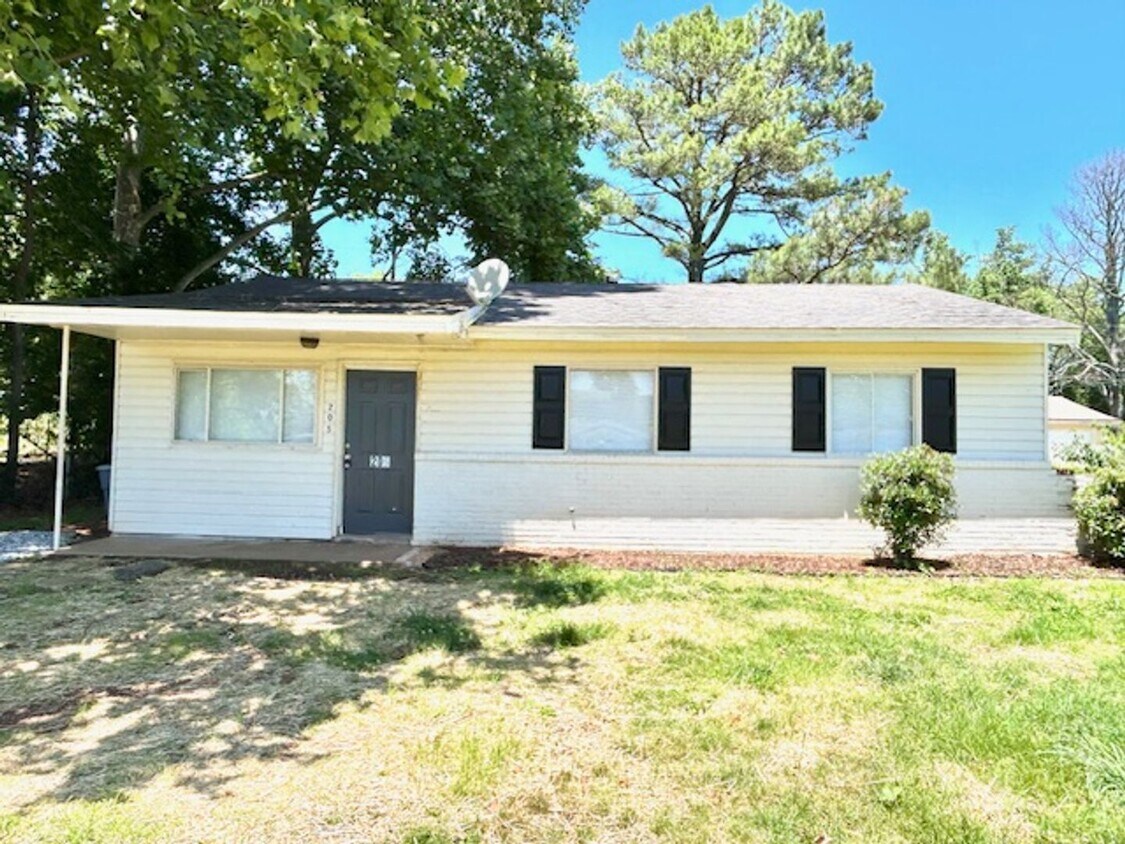 Primary Photo - 3 BEDROOM/ 1 BATH COTTAGE WITH LARGE BACK ...