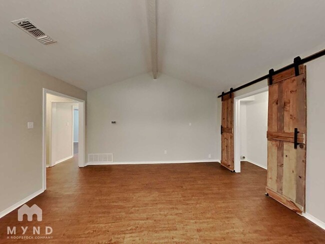 Building Photo - 461 NW Charlyne Dr
