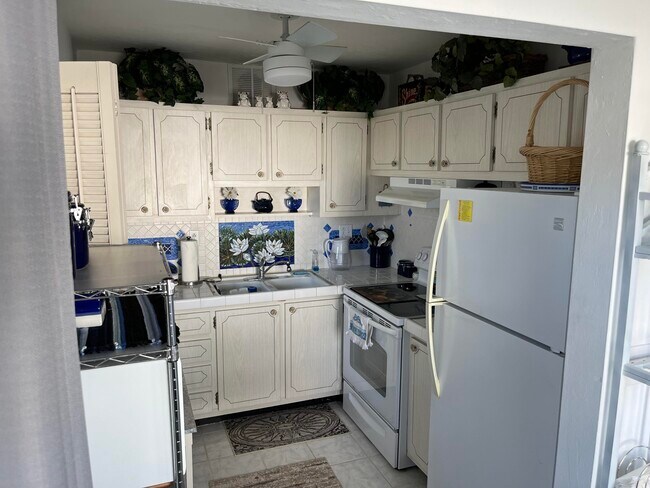 Building Photo - 1980 Sunset Ave