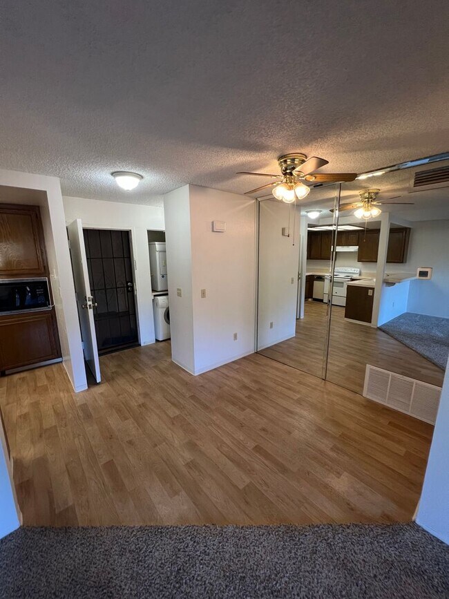Building Photo - Updated One Bedroom with Garage!