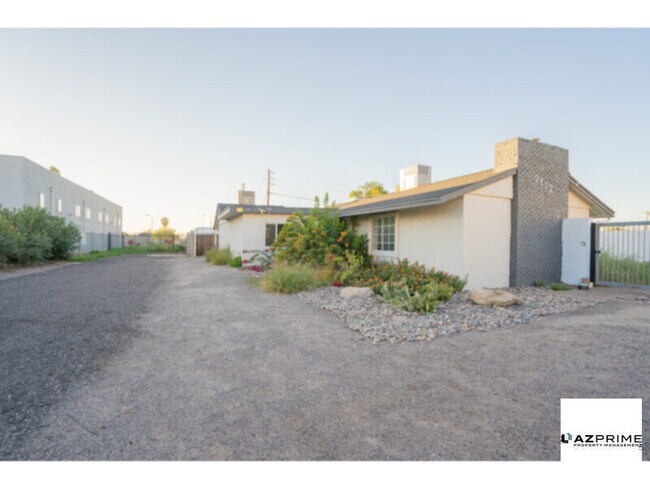 Foto del edificio - Charming Phoenix 1/1 Apartment with Modern Upgrades &amp; Prime Location!